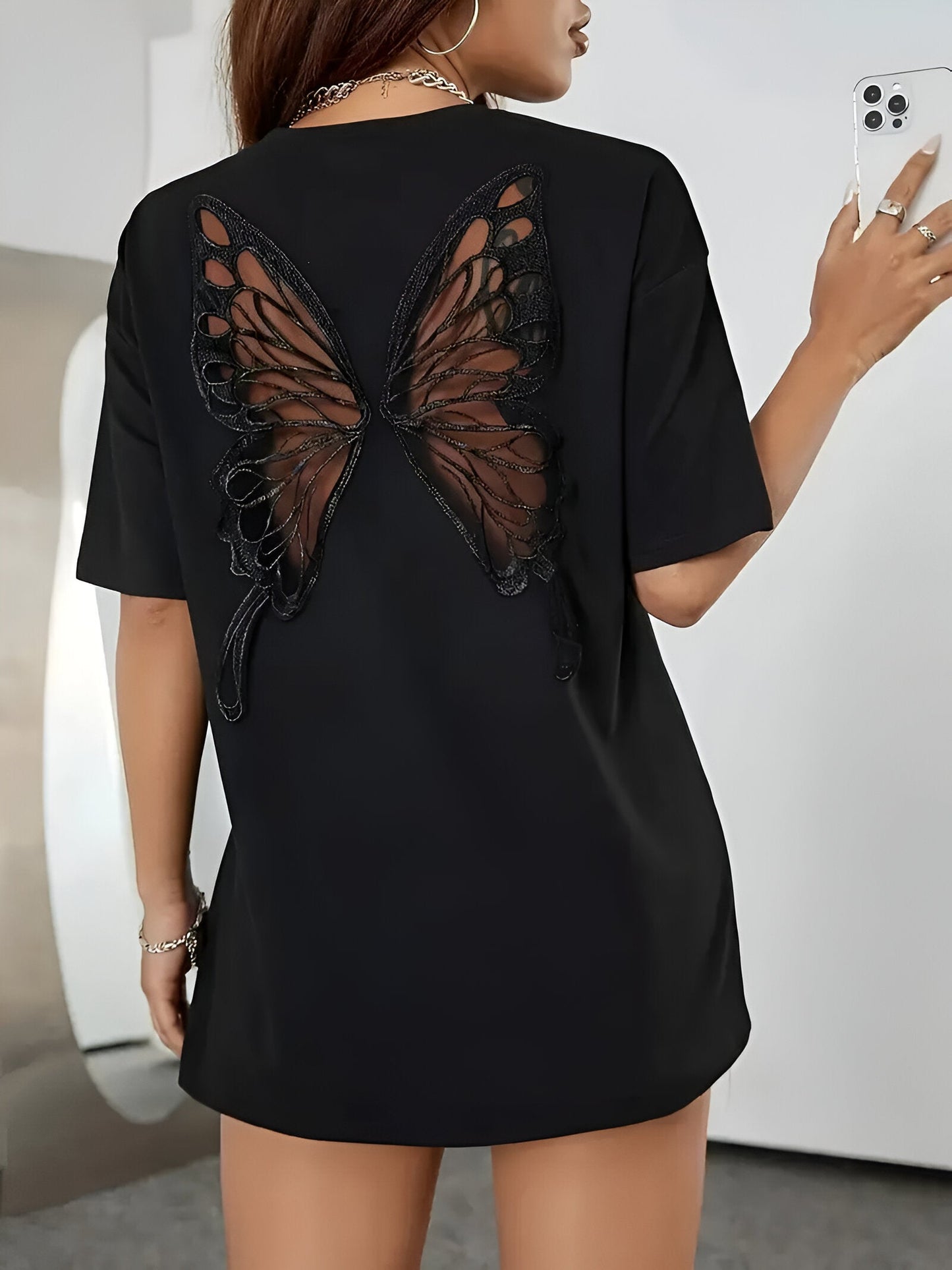 Apollonia | Élégant t-shirt croisé en dentelle papillon