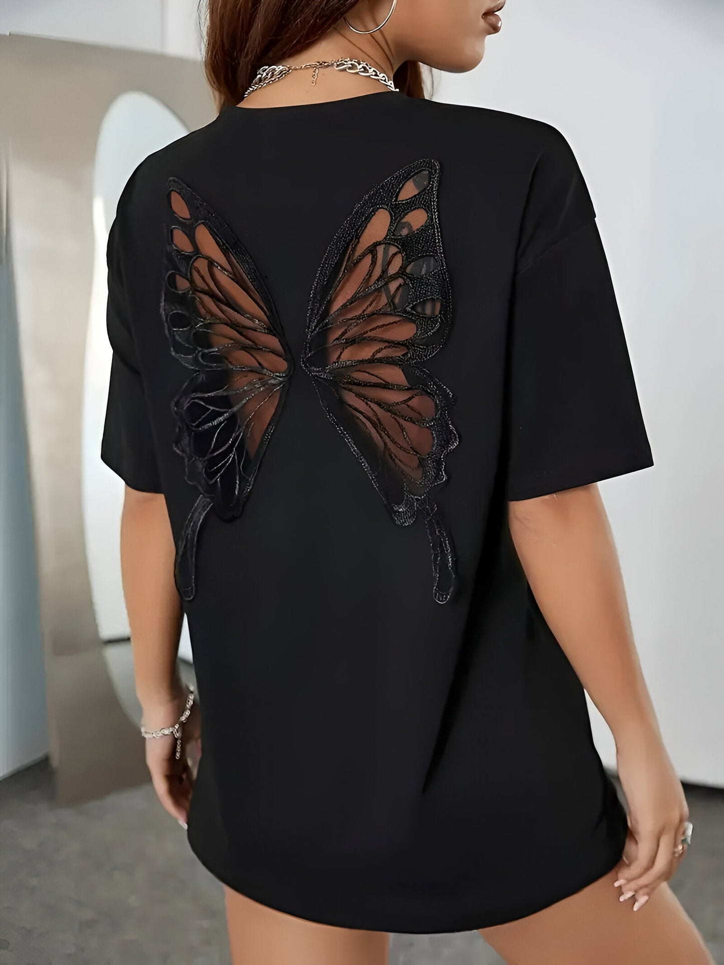 Apollonia | Élégant t-shirt croisé en dentelle papillon